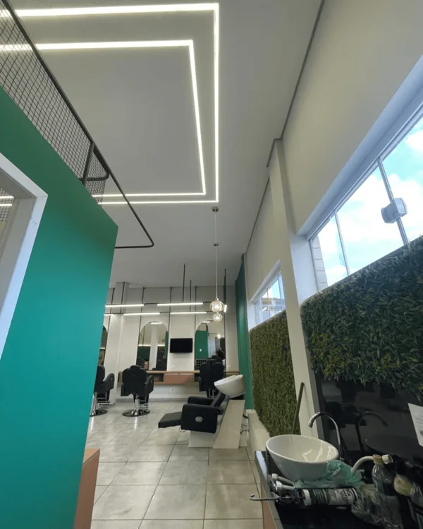 Ambiente comercial com iluminação linear no teto