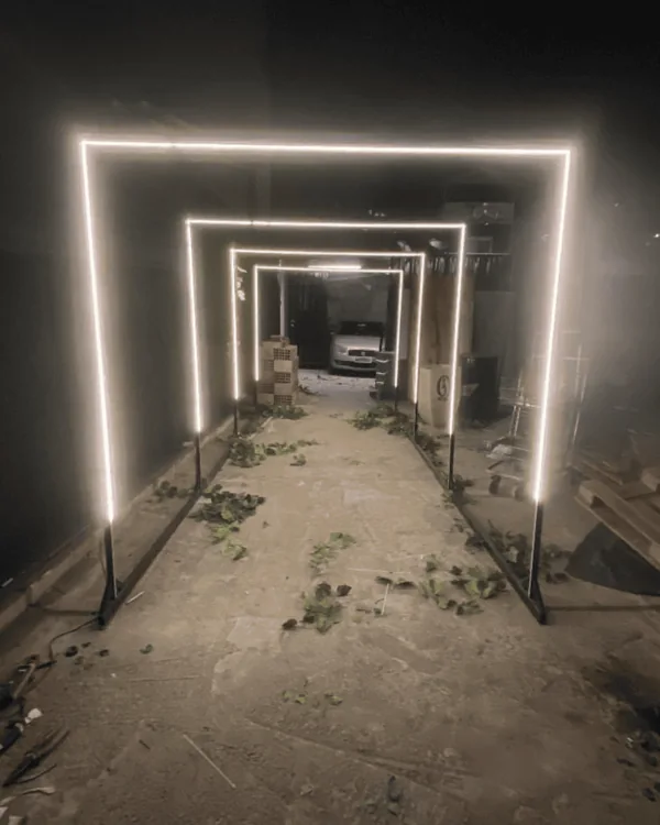 Perfis de iluminação linear acesos em uma obra em andamento