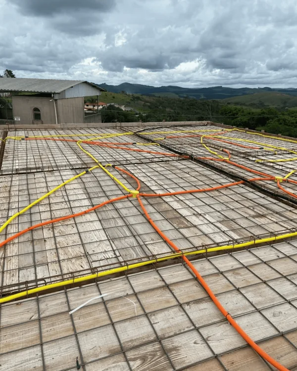 Infraestrutura elétrica instalada na laje de uma construção