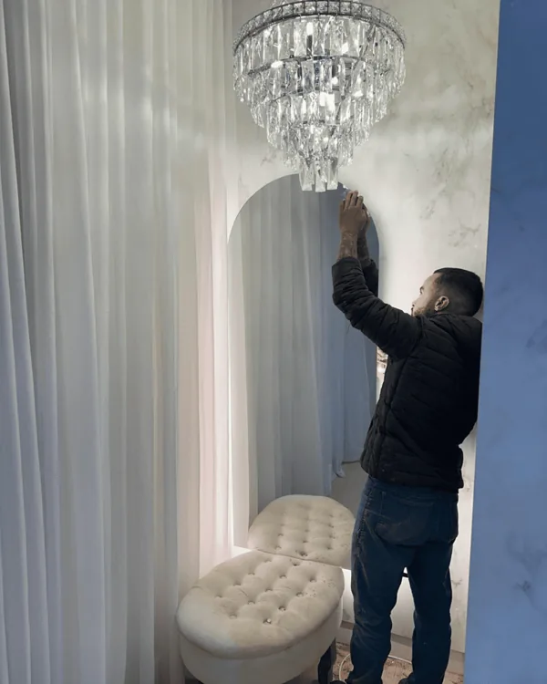 Wendel realizando a instalação de um lustre