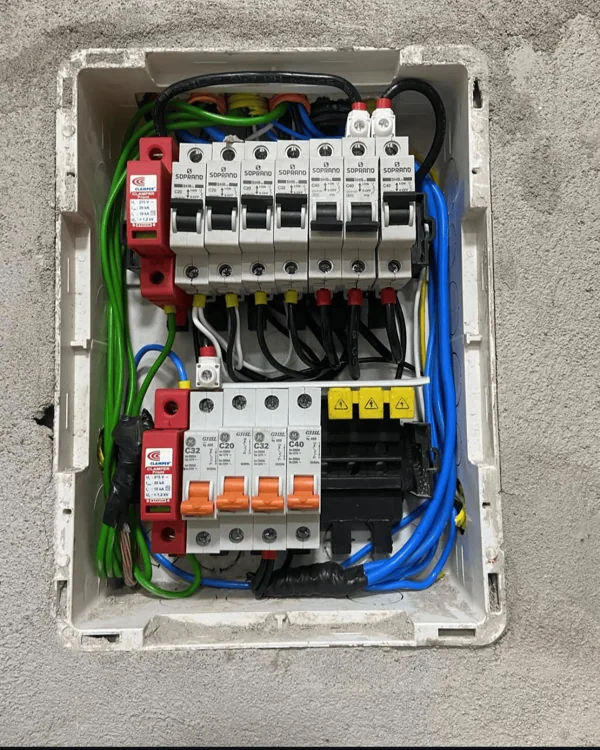 Quadro de distribuição com disjuntores e circuitos identificáveis